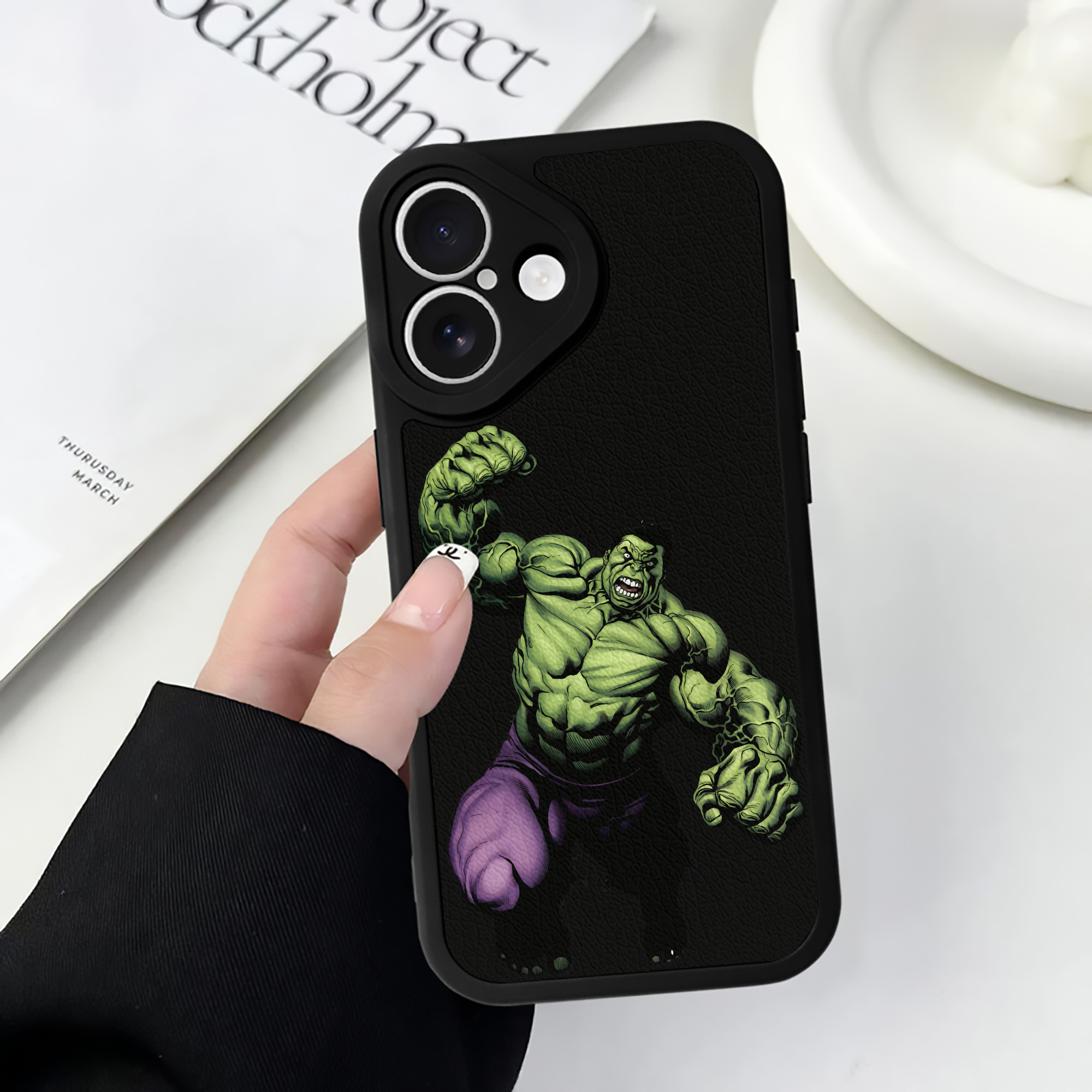 （画像用） アベンジャーズ The Avengers 【iPhone 16シリーズ対応】シリコンスマホケース（レザー調） 材質：シリコン